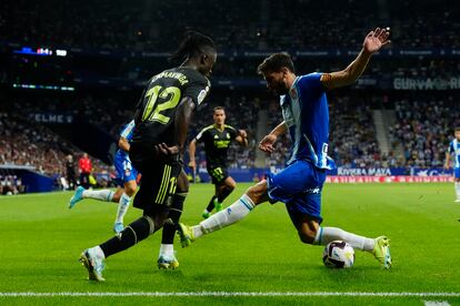 Camavinga hace un caño a Cabrera en el RCDE Stadium.