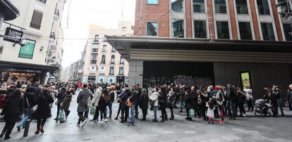 Un grupo de personas aguarda la fila en la calle del Carmen de Madrid para comprar su décimo en Doña Manolita del sorteo del Niño de este año. La popular administración madrileña repartió varios premios en el Sorteo Extraordinario de la Lotería de Navidad del pasado diciembre.