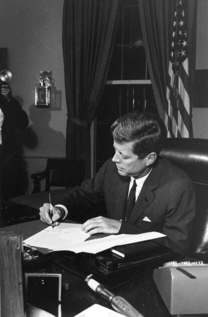 John F. Kennedy firma la Proclamación para la Interdicción de Entrega de Armas Ofensivas a Cuba en el despacho oval de la Casa Blanca en Washington D.C. (EE UU), el 23 de octubre de 1962.