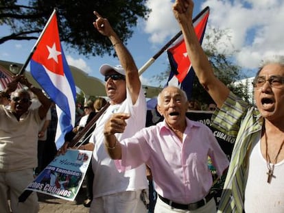 Cubanos anticastristas protestam em Miami no s&aacute;bado.