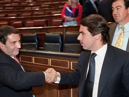 Josep L&oacute;rez de Lerma, saludant a Aznar, el maig de 1999. 