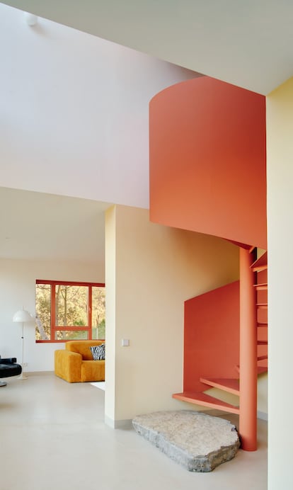 Escaleras interiores y exteriores articulan este peculiar espacio construido en pendiente.