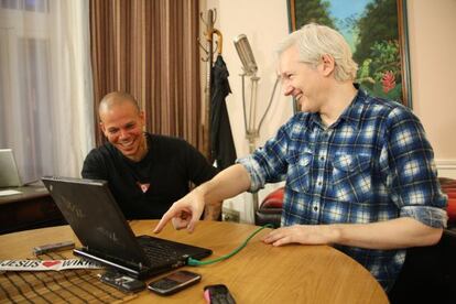 Ren&eacute; (izquierda) y Julian Assange, el mi&eacute;rcoles en la Embajada ecuatoriana en Londres. 