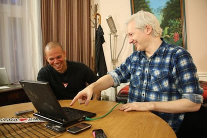 René (izquierda) y Julian Assange, el miércoles en la Embajada ecuatoriana en Londres.
