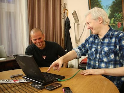 Ren&eacute; (izquierda) y Julian Assange, el mi&eacute;rcoles en la Embajada ecuatoriana en Londres. 