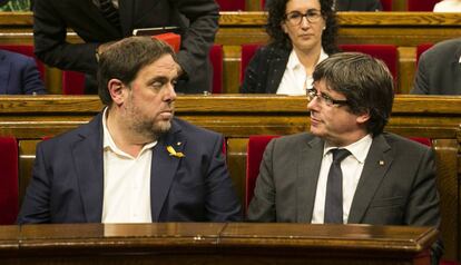 Una imatge d'arxiu de Junqueras i Puigdemont en un ple del Parlament.