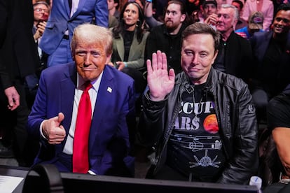 El presidente electo, Donald Trump,  y Elon Musk posan para una foto durante una competición de lucha en el Madison Square Garden, el 16 de noviembre en Nueva York.