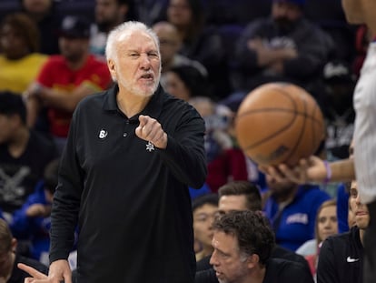 Gregg Popovich protesta una decisión arbitral durante el partido contra los Philadelphia 76ers del pasado sábado.