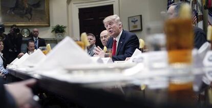 Donald Trump durante una reuni&oacute;n en la sala Roosevelt de la Casa Blanca.