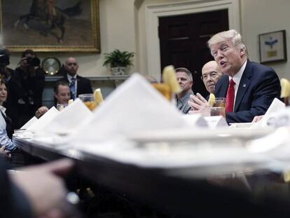 Donald Trump durante una reuni&oacute;n en la sala Roosevelt de la Casa Blanca.