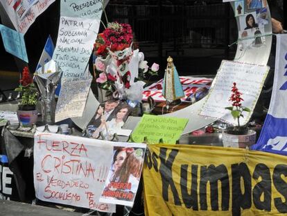 <b>LA SALUD DE LA PRESIDENTA</b>. Simpatizantes de Cristina Fernández han dejado carteles y figuras frente al hospital donde la atienden.