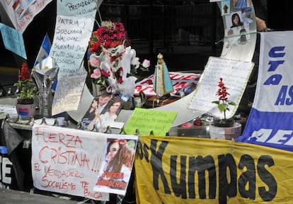 <b>LA SALUD DE LA PRESIDENTA</b>. Simpatizantes de Cristina Fernández han dejado carteles y figuras frente al hospital donde la atienden.