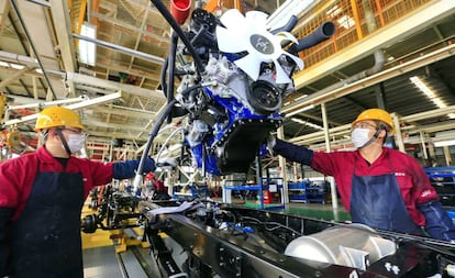 Trabajadores de la planta de camiones JAC en Suining, China.