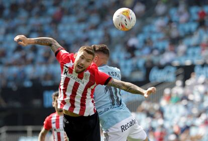 Aspas e Iñigo Martínez pugnan por un balón aéreo.