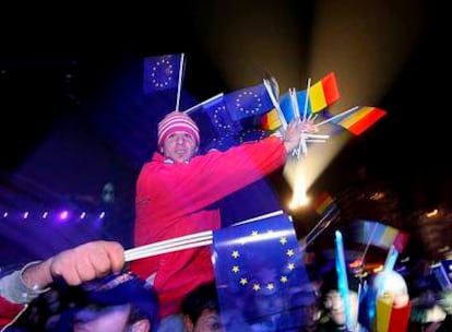 Banderas rumanas y de la UE durante la celebración del Año Nuevo, ayer en la plaza de la Universidad de Bucarest.