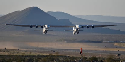 Es un avión que lleva desarrollando durante años la compañía dedicada al lanzamiento de cohetes Stratolaunch Systems, impulsada por Paul Allen, el fallecido fundador de Microsoft.