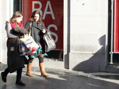 Consumidores realizando sus compras en el centro de Madrid.