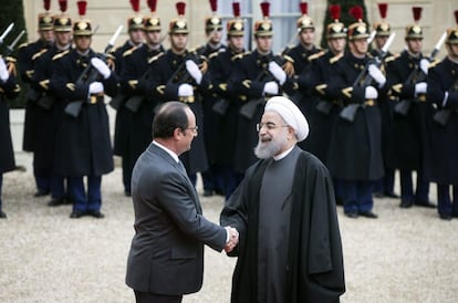 El president francès, François Hollande, a l'esquerra, saluda aquest dijous a París el president de l'Iran, Hassan Rouhani.