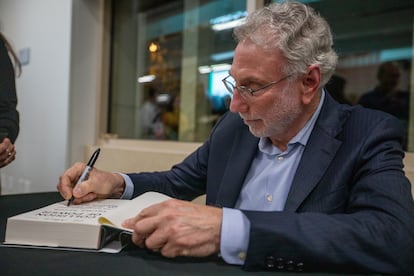 Martin Baron firmando uno de sus libros en Los Angeles el 11 de octubre de 2023.