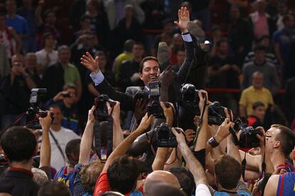 Y se procalamaron campeones. El entrenador del Barcelona, Xavier Pascual, es manteado por sus jugadores para celebrar el triunfo, al término de la final de la Euroliga de baloncesto de 2010, Barcelona 86- Olympiacos 68, disputada en París.