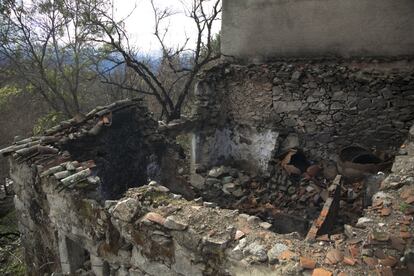 Ruina de una casa dentro del área destruida por el incendio.