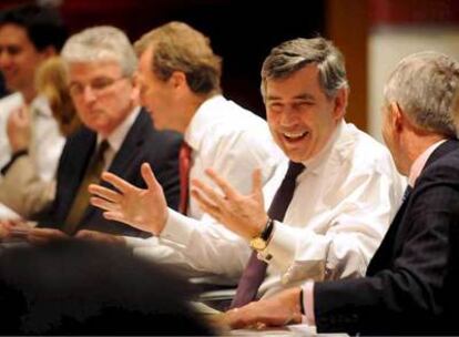 Gordon Brown, en primer plano, en la reunión de su Gabinete en Birmingham.
