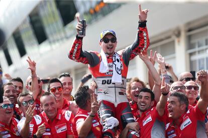 Jorge Lorenzo, ganador del premio de Austria de MotoGP en el circuito de Spielberg, es aupado por sus compañeros de Ducati el 12 de agosto de 2018.