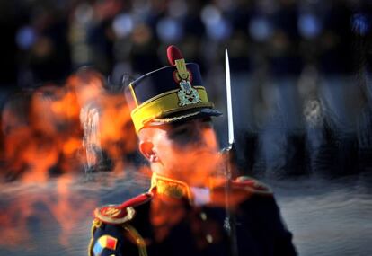Un miembro de la guardia de honor rumana participa en una ceremonia en el Monumento al Soldado Desconocido en Bucarest (Rumanía), el 25 de octubre del 2018, con motivo de la celebración del Día de las Fuerzas Armadas en Rumanía.
