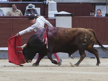 Francisco José Espada inicia un pase de pecho a su primer toro.