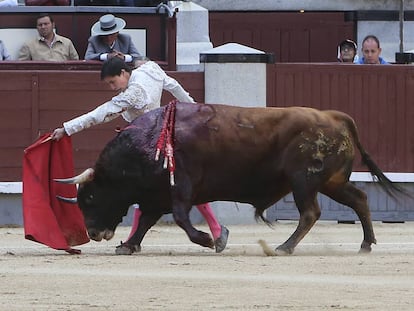 Francisco José Espada inicia un pase de pecho a su primer toro.