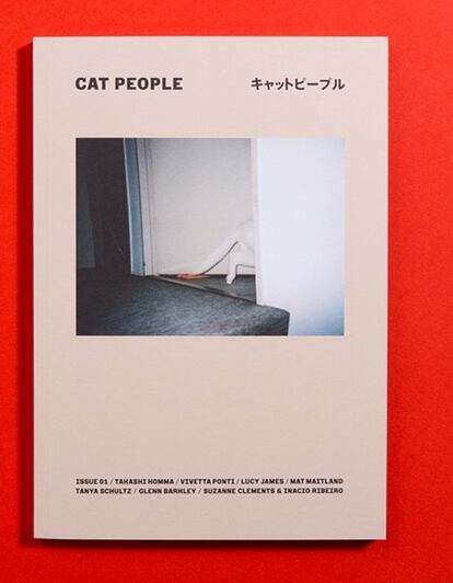 La revista Cat People es bilingüe (se edita en japonés y en inglés) cuesta unos 20 euros y es lo último en publicaciones sobre el mundo felino (y su relación con los humanos).