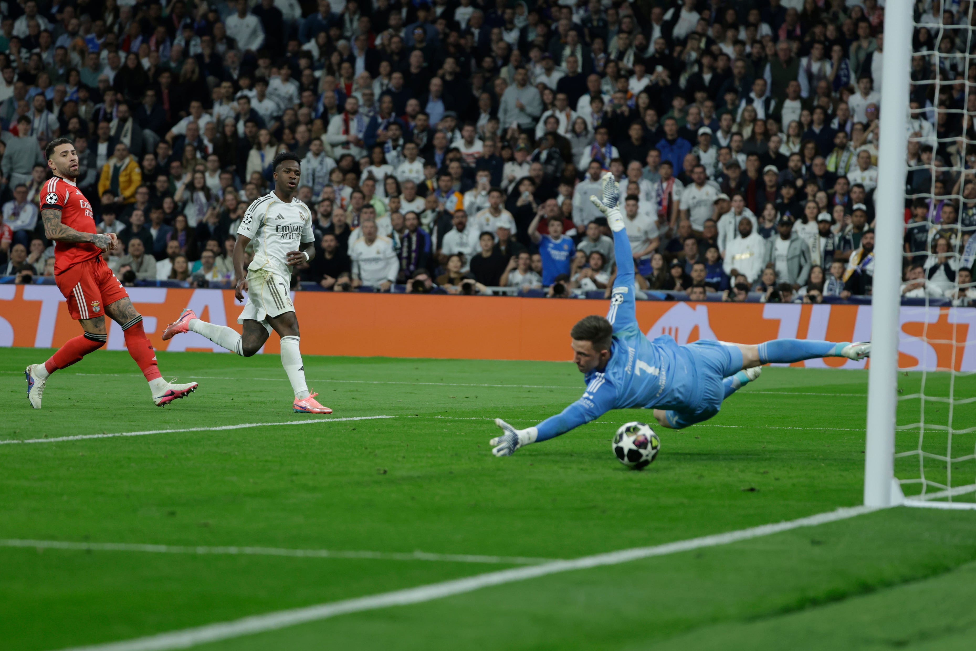 Y Vinicius volvió a bailar con el Benfica para que el Madrid pase a octavos