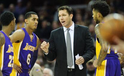 Luke Walton habla con sus jugadores en un tiempo muerto.