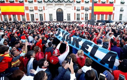 Seguidores del River Plate en la Puerta del Sol de Madrid.