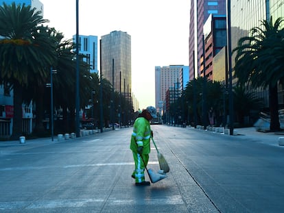 Un trabajador limpia una avenida vacía, el 31 de marzo de 2020, en Ciudad de México (México). El coronavirus ha significado retos especiales para los empleados, especialmente en América Latina donde expertos estiman que la fuerza laboral informal representa el 50%.