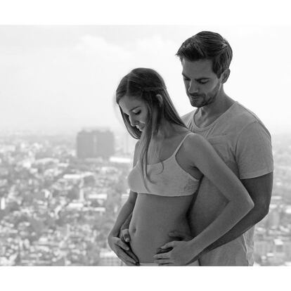 La pareja de actores Natalia Sanchez y Marc Clotet se han estrenado en la paternidad este jueves 10 de enero, un mes antes de lo previsto, como ha anunciado la propia actriz en su cuenta de Instagram. "Lía ha decidido venir un mes antes de lo esperado y, aunque nos ha pillado sin los deberes hechos (ni las maletas...), todo ha ido de maravilla. Ha sido un parto natural INCREÍBLE y respetado al máximo gracias a un equipo de profesionales, que más bien podrían venir del Olimpo porque para mí, ya son dioses, o mejor dicho: Diosas.", ha dicho la intérprete, de 28 años, que se hizo famosa por su papel de Teté en la serie ‘Los Serrano’.