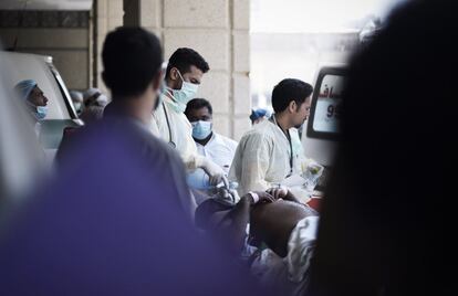 Un grupo de médicos tienden a los peregrinos heridos en la estampida en Mina, cerca de la ciudad Santa de la Meca.