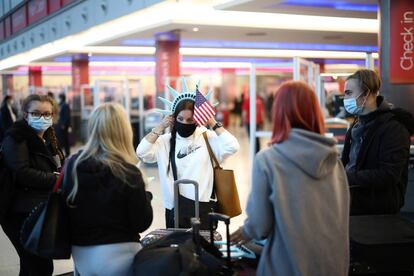 Una turista inglesa se prepara para abordar un vuelo de Londres a Estados Unidos