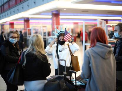 Una turista inglesa se prepara para abordar un vuelo de Londres a Estados Unidos
