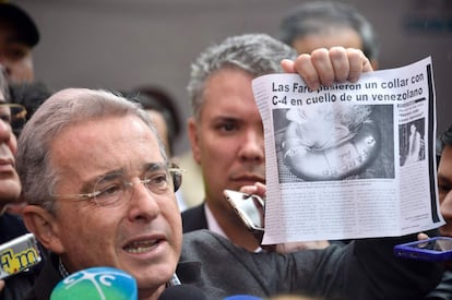 L'expresident Álvaro Uribe parla als mitjans després de votar, a Bogotà.