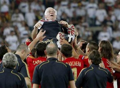 Los jugadores celebran el triunfo con Aragonés