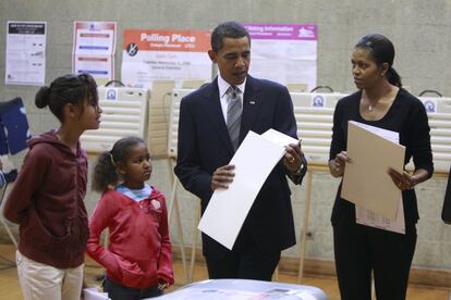 El día de las elecciones de 2008, Barack Obama acudió a votar al colegio Beulah Shoesmith de Chicago junto a su mujer, Michelle, y sus dos hijas.