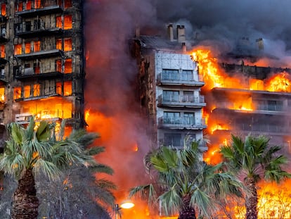 Imagen del bloque de pisos que ardieron en el barrio de Campanar, en Valencia.