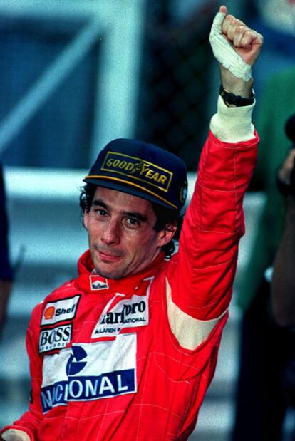 Ayrton Senna celebra un triunfo en Mónaco.