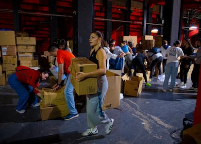 Recogida de alimentos en el estadio de Mestalla, en una imagen cedida por el Valencia F. C.