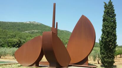 Imagen de una de las esculturas ubicadas en el museo al aire libre de Miquel Navarro, con la cumbre del Pico del Tejo al fondo, en la que se instalarían aerogeneradores.