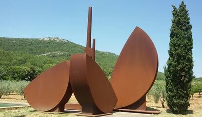 Imagen de una de las esculturas ubicadas en el museo al aire libre de Miquel Navarro, con la cumbre del Pico del Tejo al fondo, en la que se instalarían aerogeneradores.