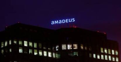 Logo de Amadeus en sus oficinas de Madrid.