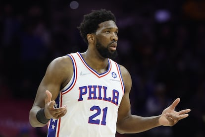 Joel Embiid, jugador del  Philadelphia 76ers de baloncesto, durante un partido en Filadelfia (EE. UU.) en febrero de 2022.