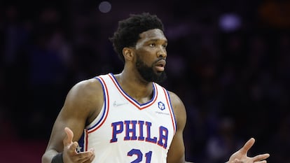 Joel Embiid, jugador del  Philadelphia 76ers de baloncesto, durante un partido en Filadelfia (EE. UU.) en febrero de 2022.